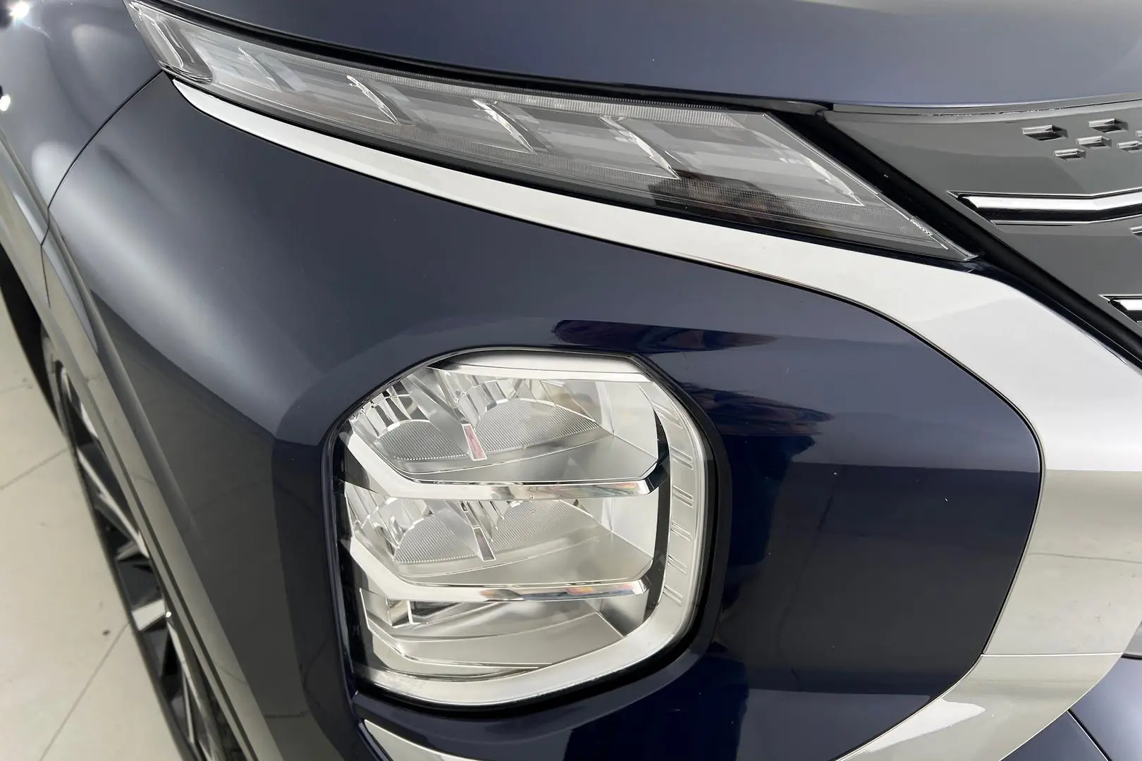 2022 Mitsubishi Outlander Gallery Image 2