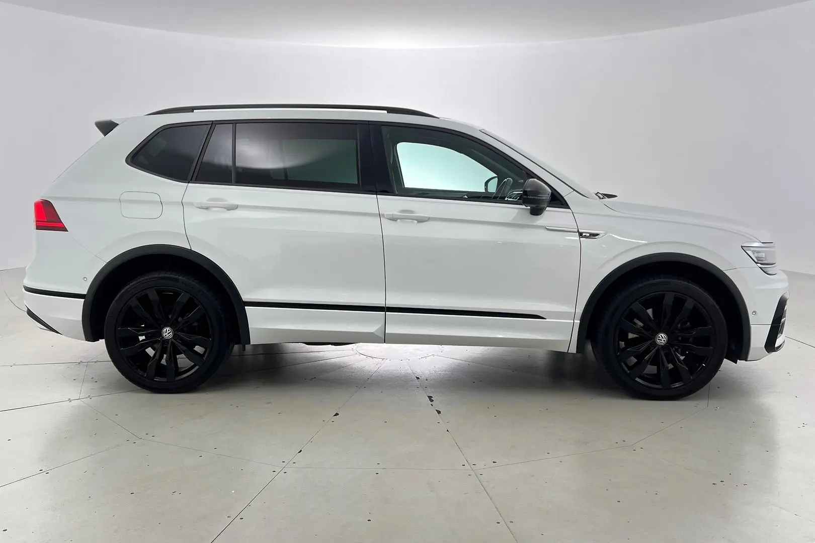 2021 Volkswagen Tiguan Gallery Image 3