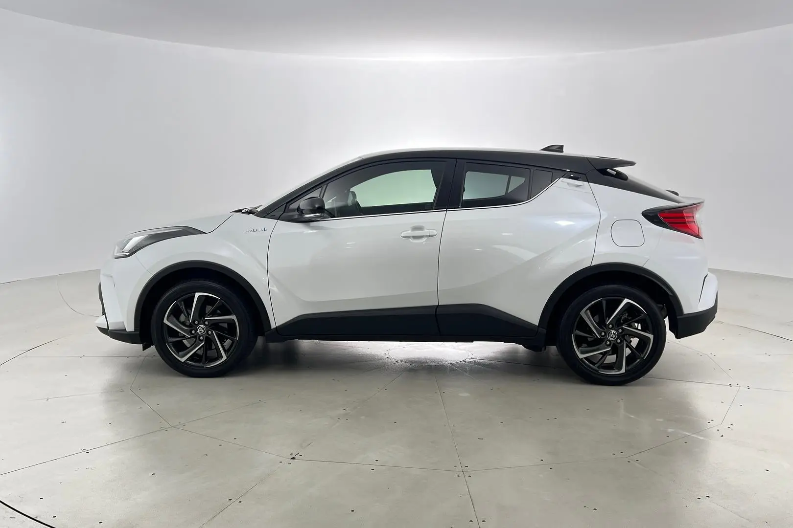 2022 Toyota C-Hr Gallery Image 7