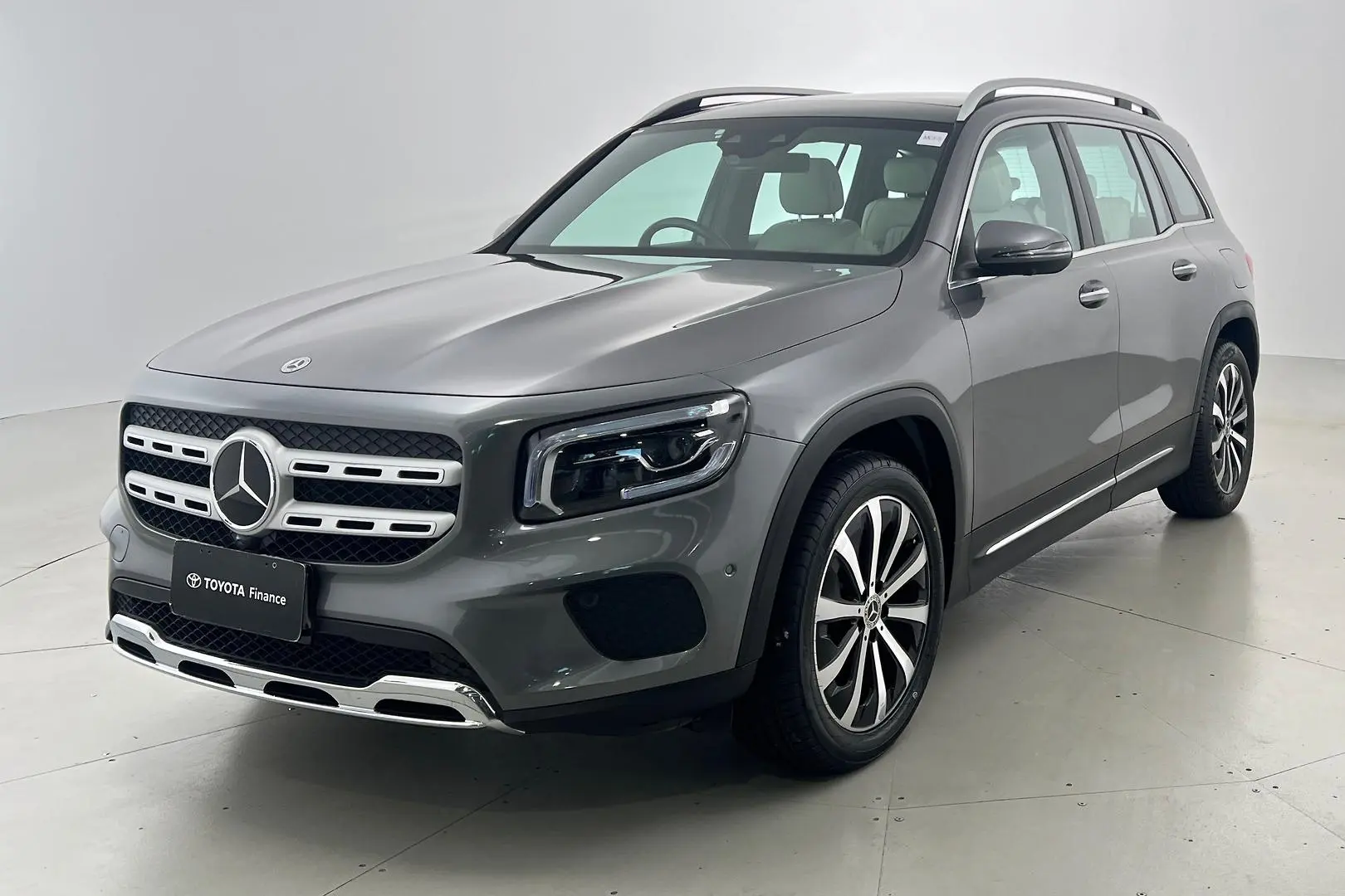 2021 Mercedes-Benz GLB-Class Gallery Image 2