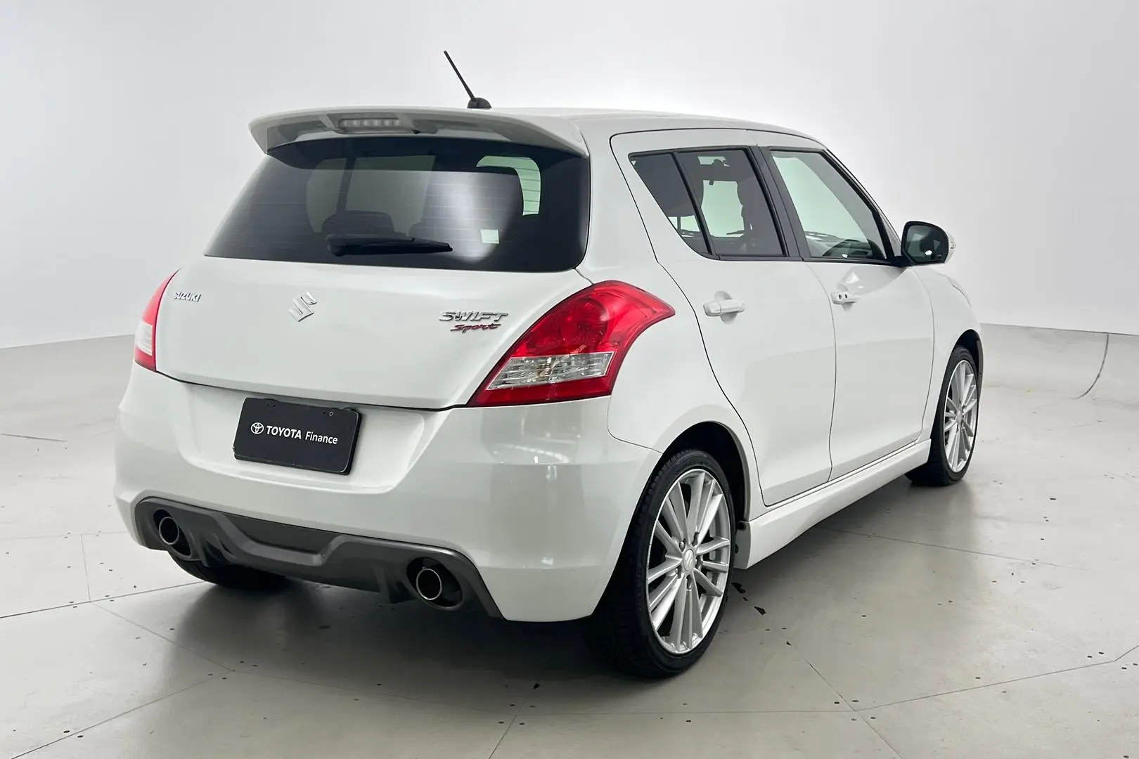 2016 Suzuki Swift Gallery Image 4