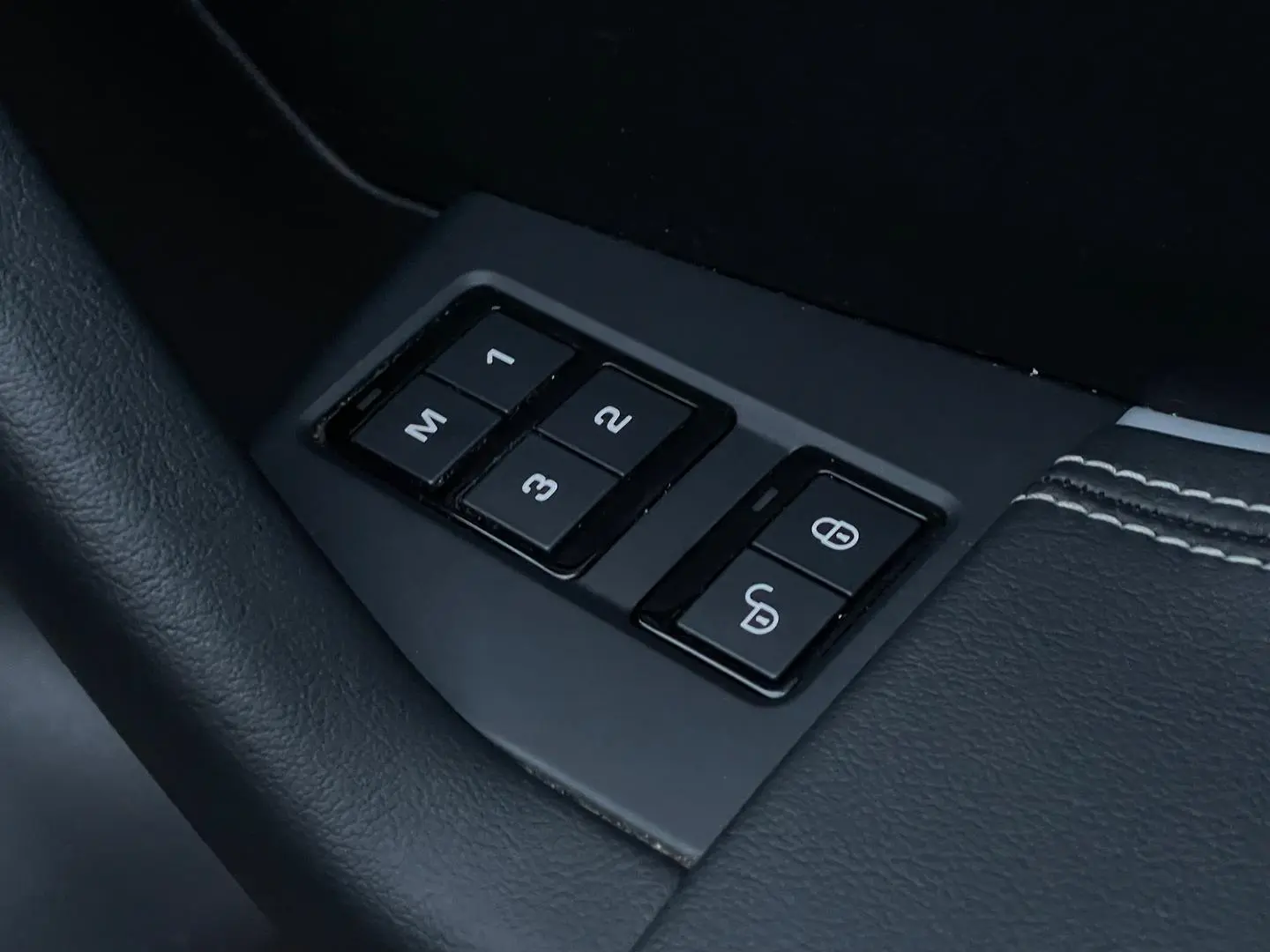 2020 Jaguar F-PACE Gallery Image 25