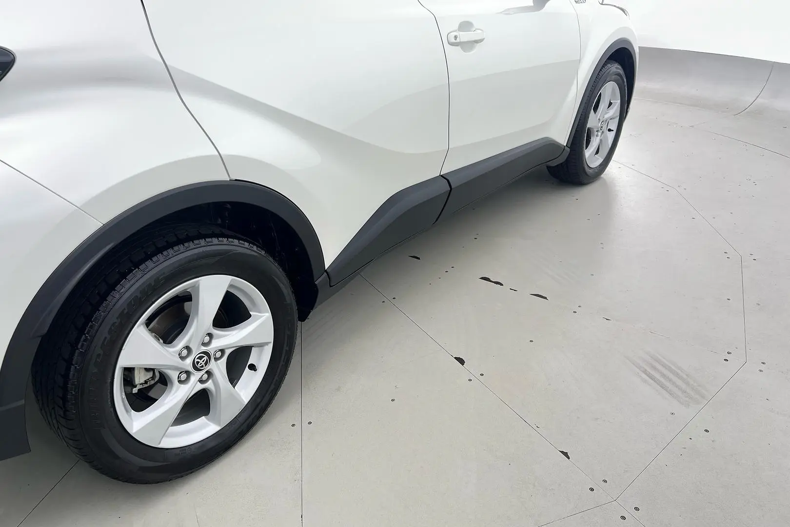 2019 Toyota C-HR Gallery Image 5