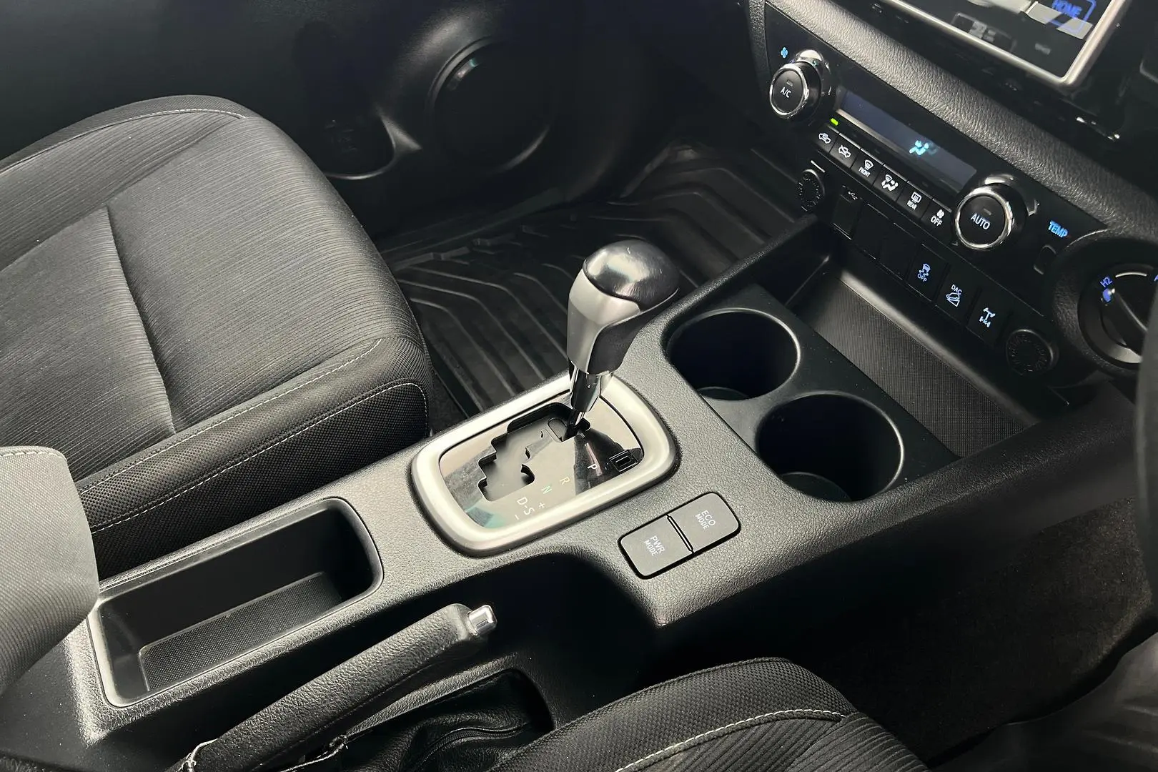 2016 Toyota Hilux Gallery Image 22
