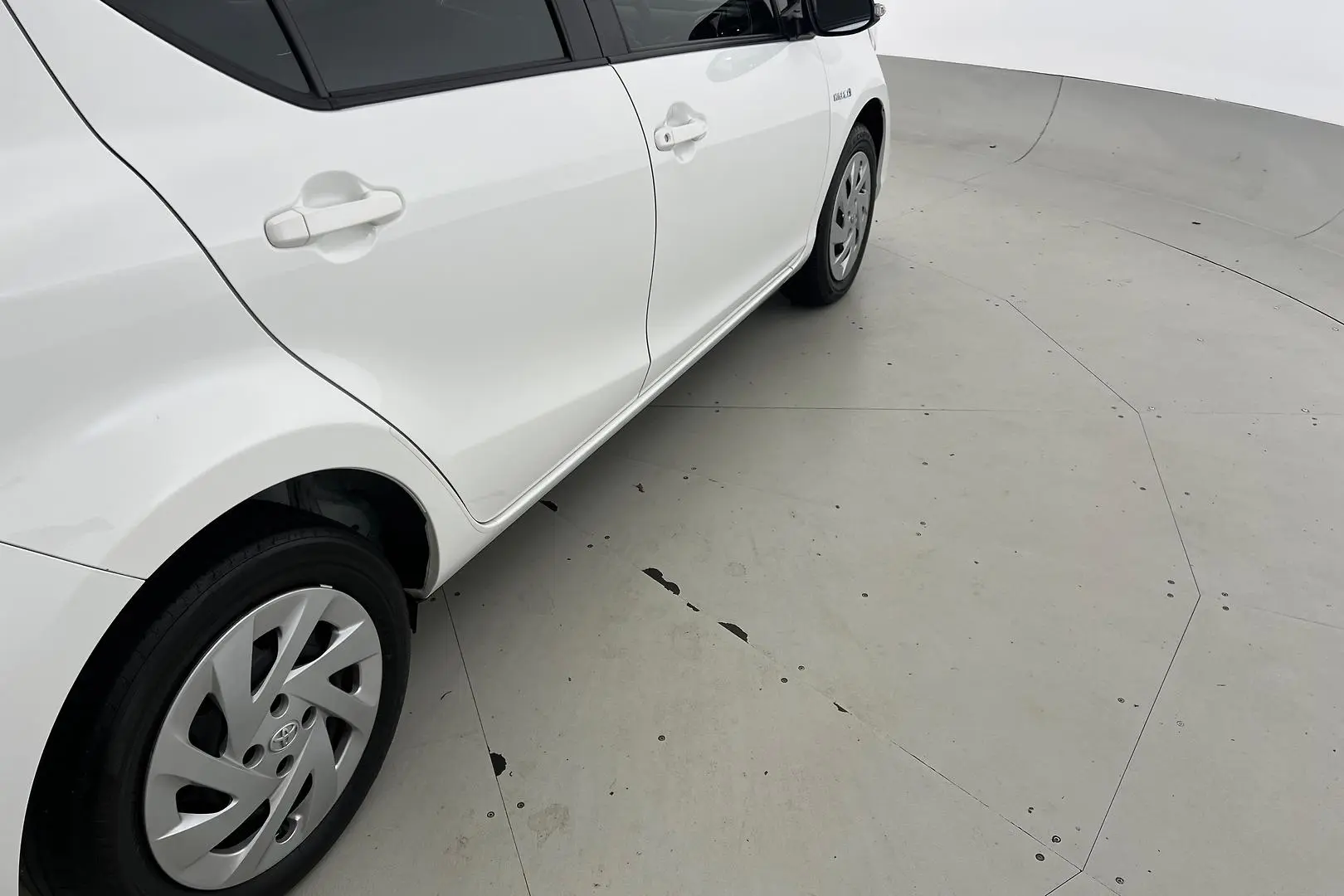 2018 Toyota Prius C Gallery Image 10