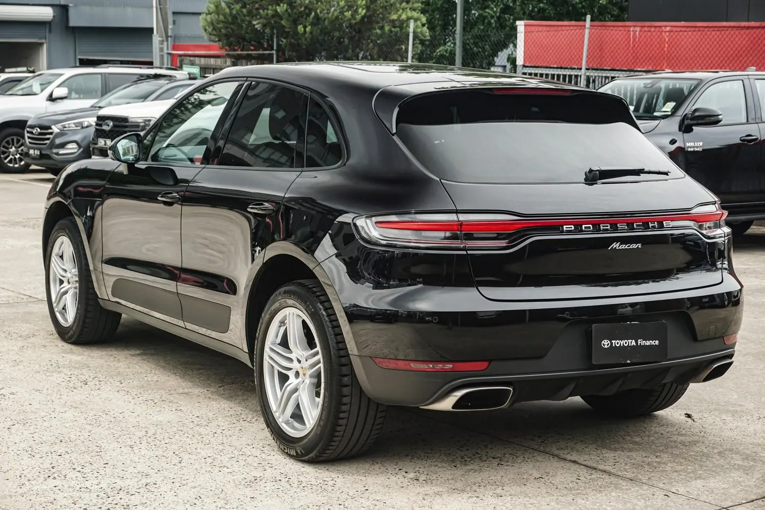 2021 Porsche Macan Gallery Image 2