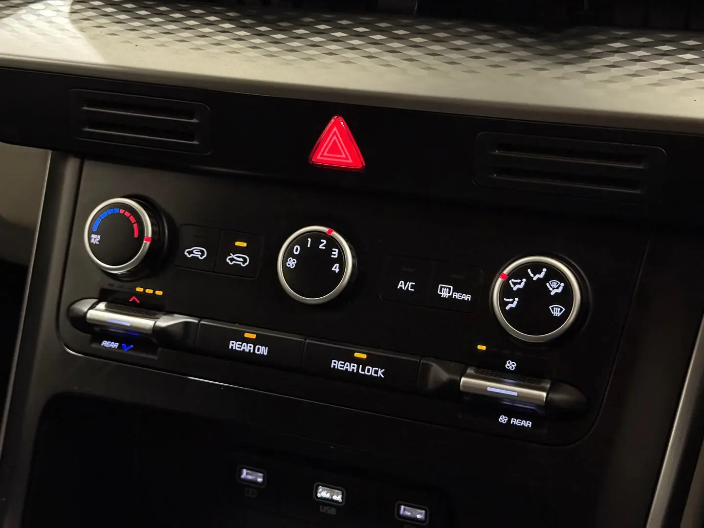 2021 Kia Carnival Gallery Image 20