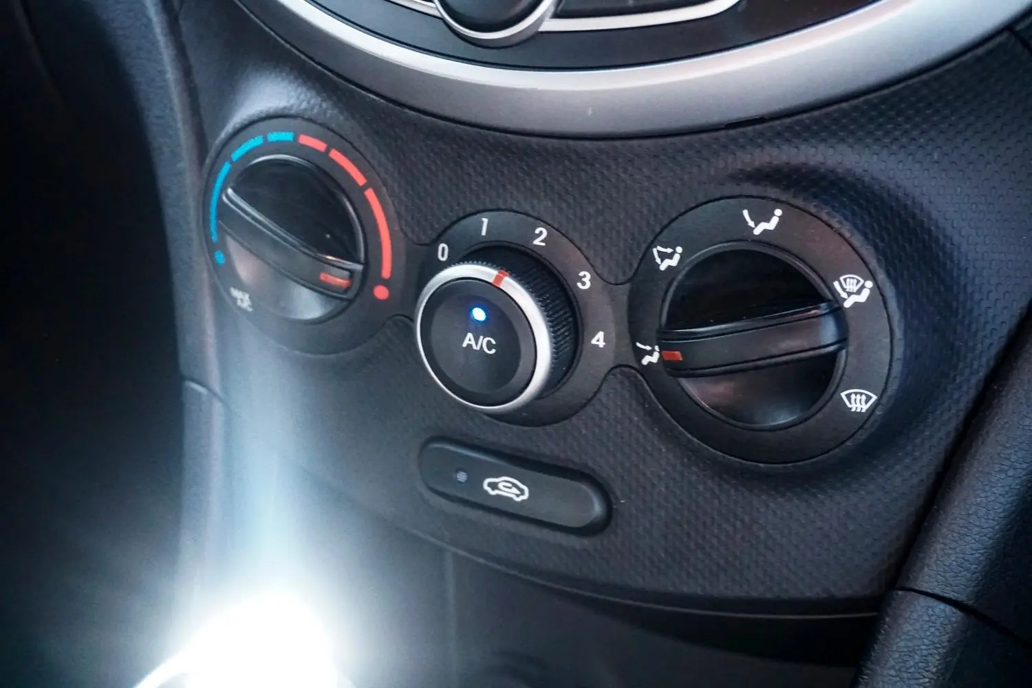 2017 Hyundai Accent Gallery Image 12