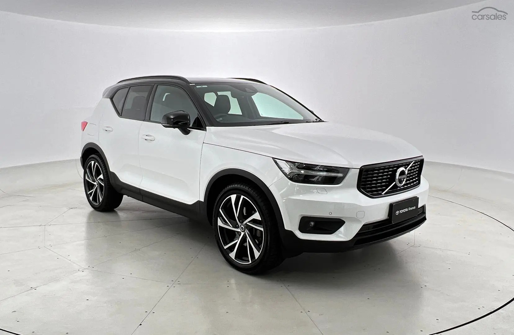 2022 Volvo XC40 Image 1