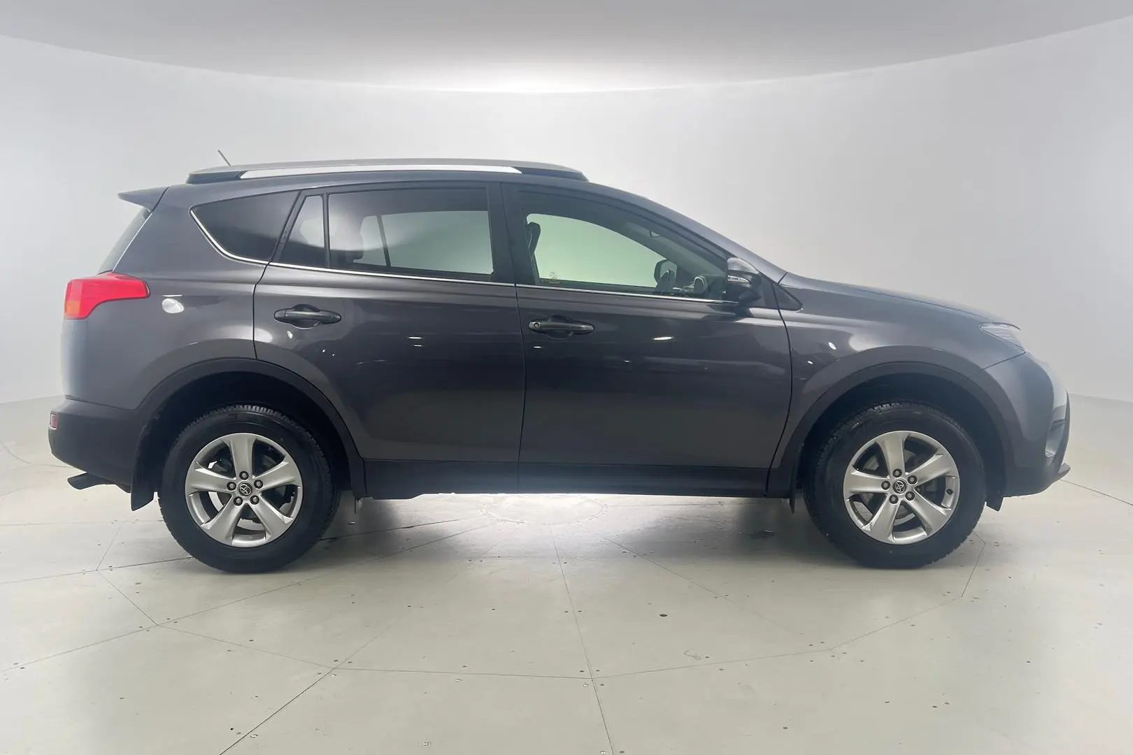 2015 Toyota RAV4 Gallery Image 5