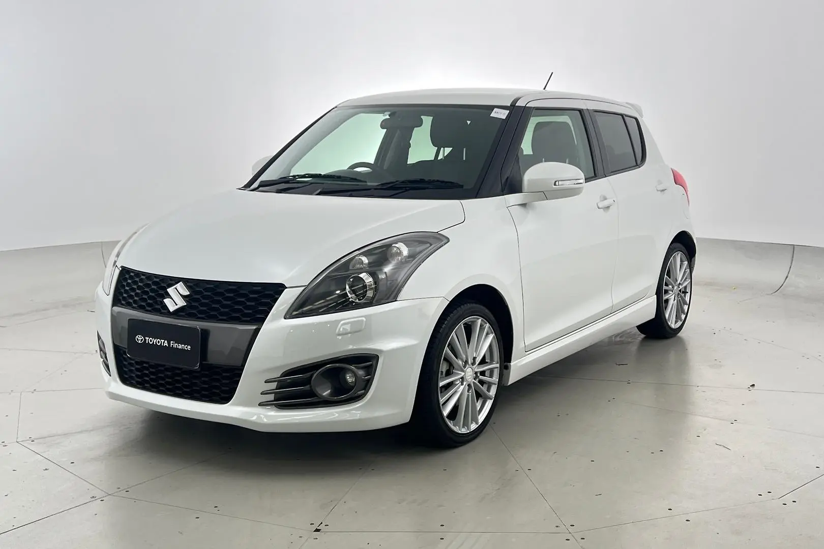 2016 Suzuki Swift Gallery Image 2