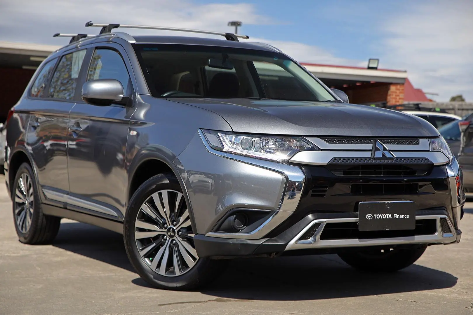 2018 Mitsubishi Outlander Image 1