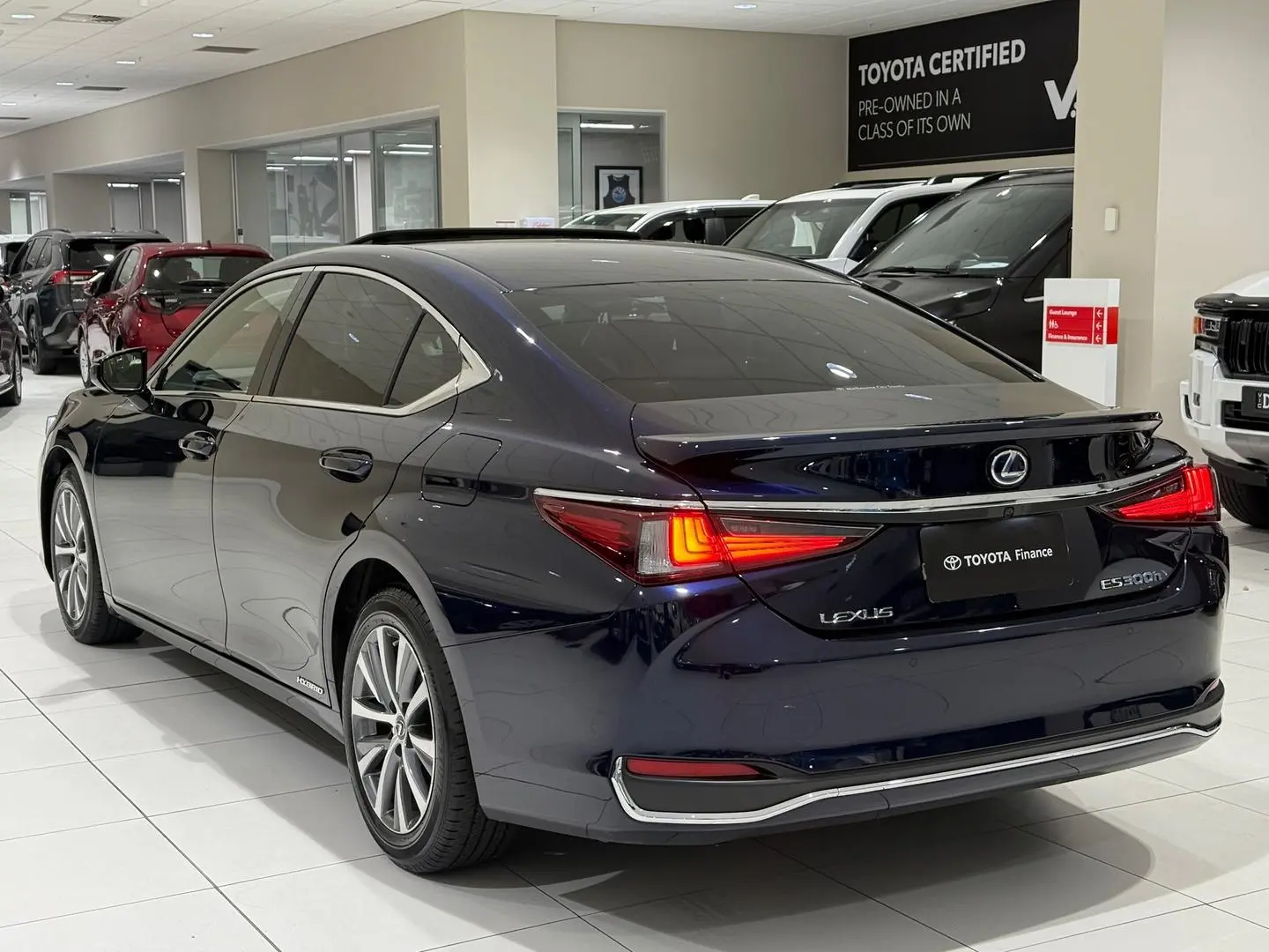 2020 Lexus ES Gallery Image 8