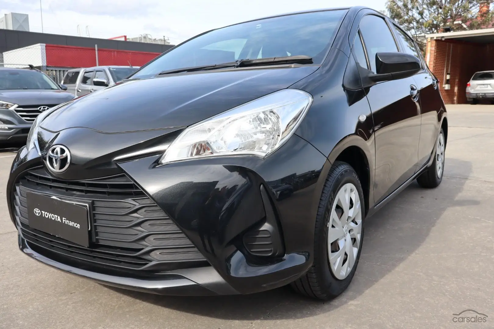 2017 Toyota Yaris Image 32