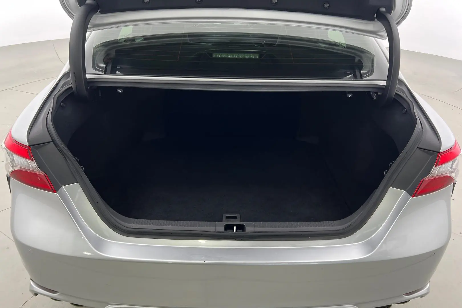 2019 Toyota Camry Gallery Image 9