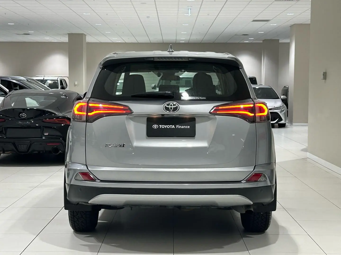 2017 Toyota RAV4 Gallery Image 9