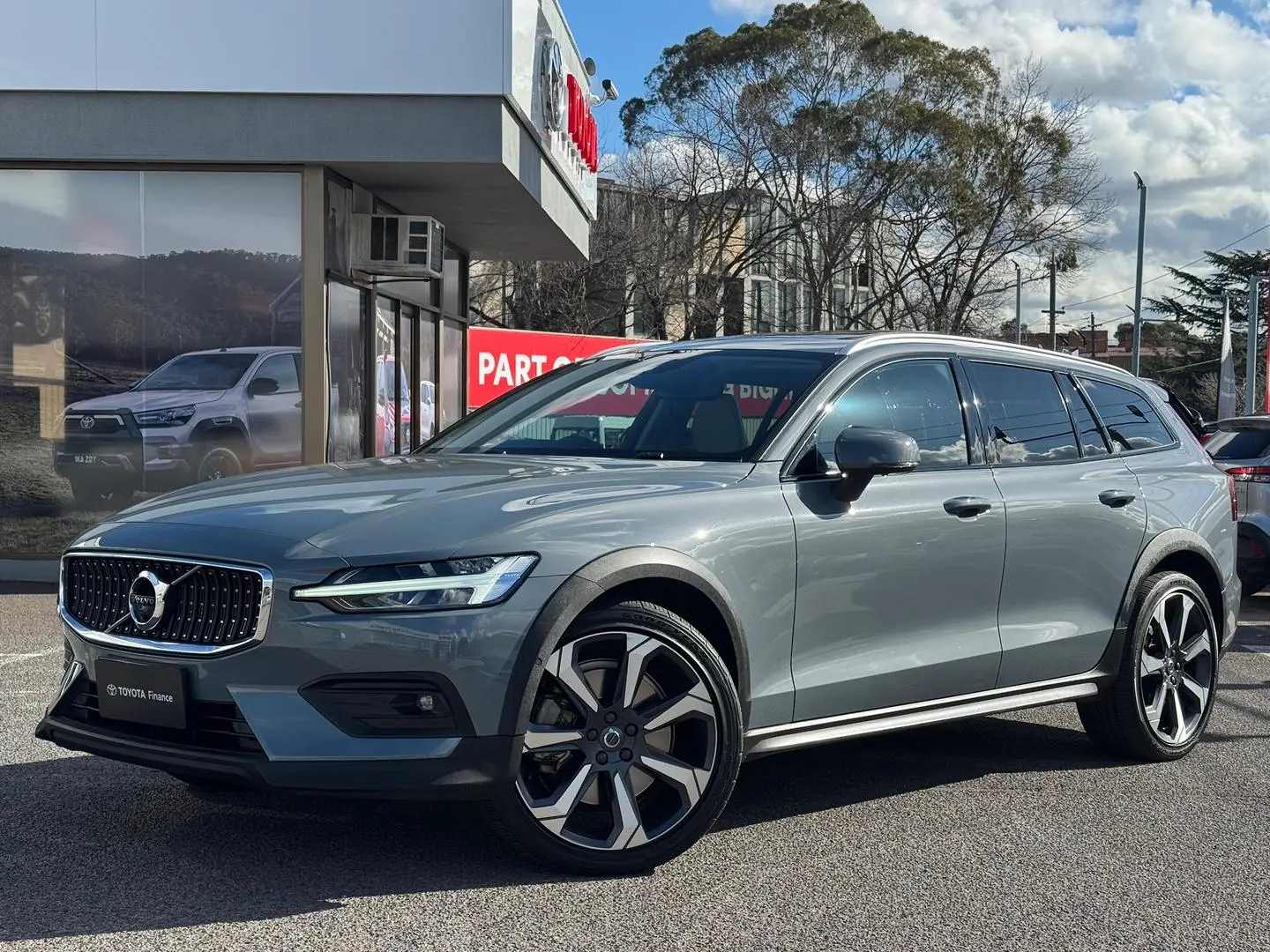 2021 Volvo V60 Cross Country Gallery Image 10