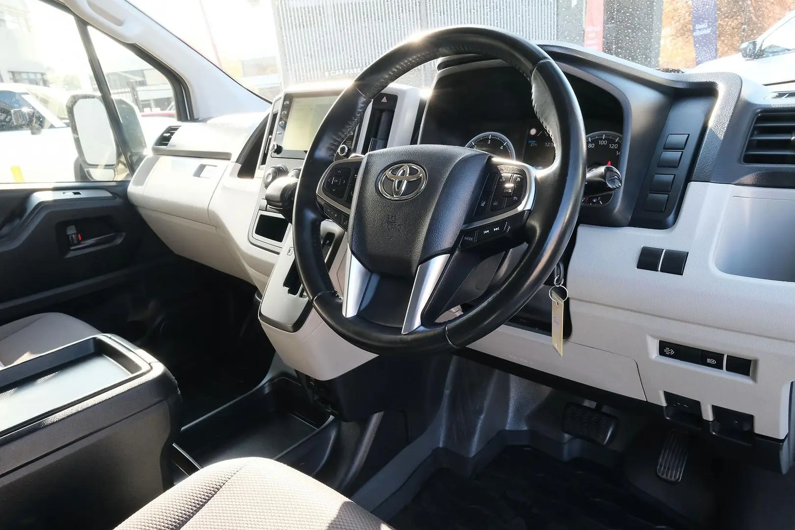 2022 Toyota Hiace Gallery Image 7
