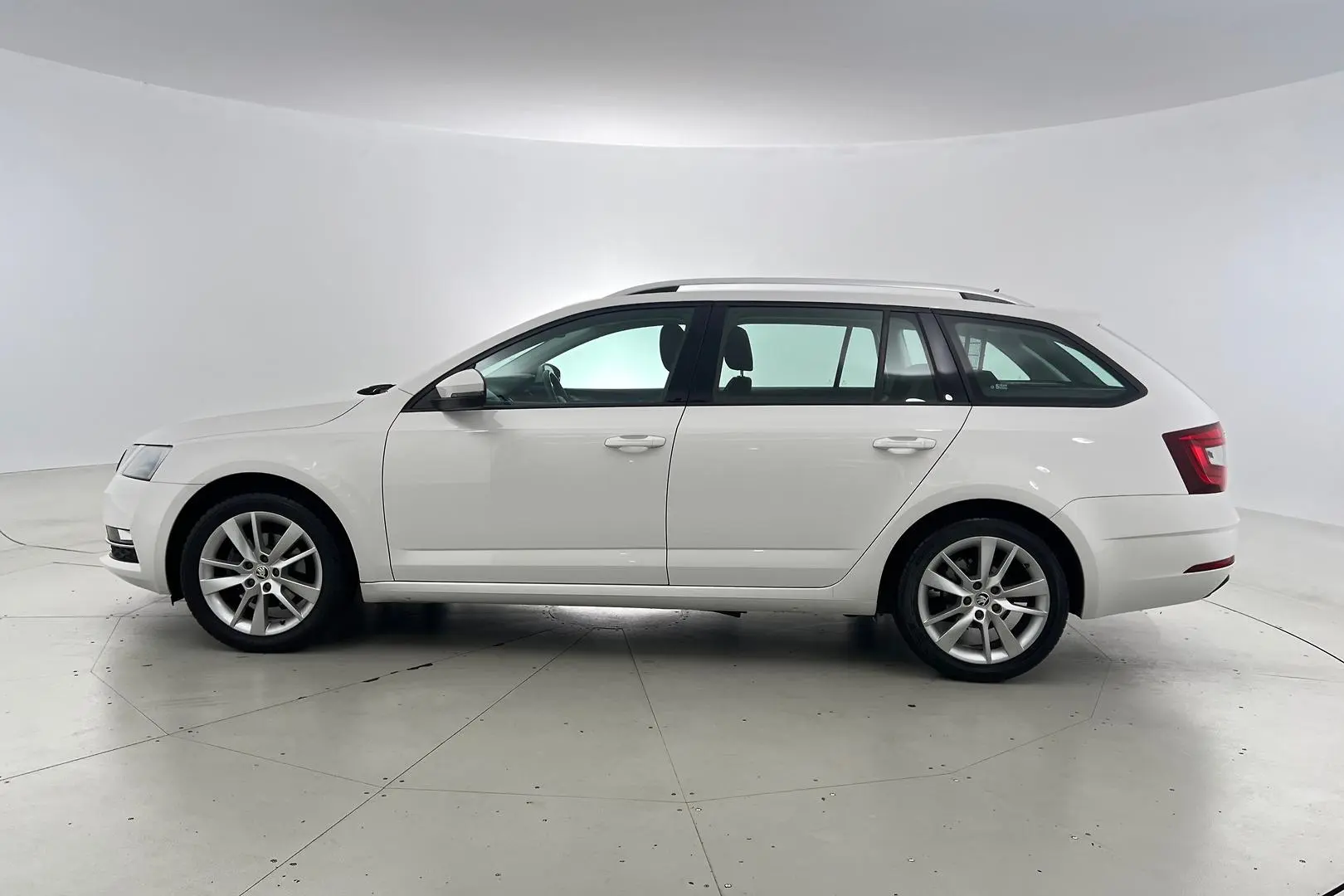 2020 SKODA Octavia Gallery Image 4