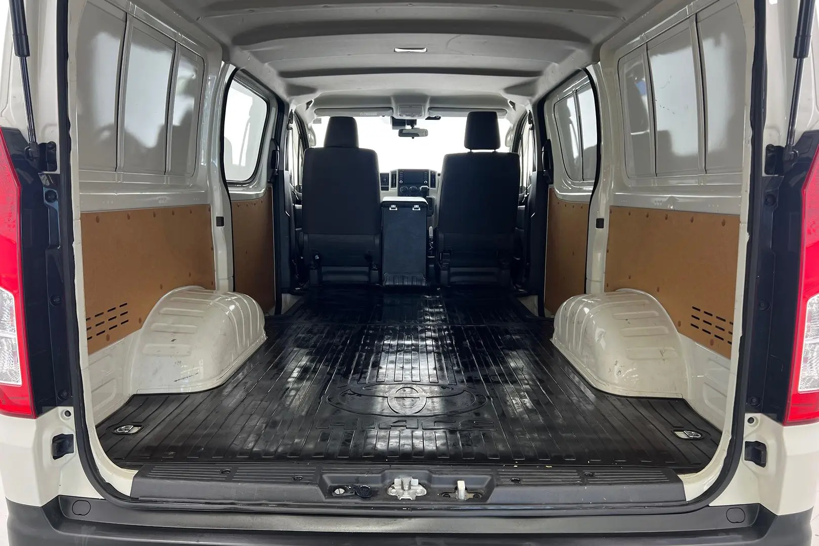 2019 Toyota Hiace Gallery Image 4