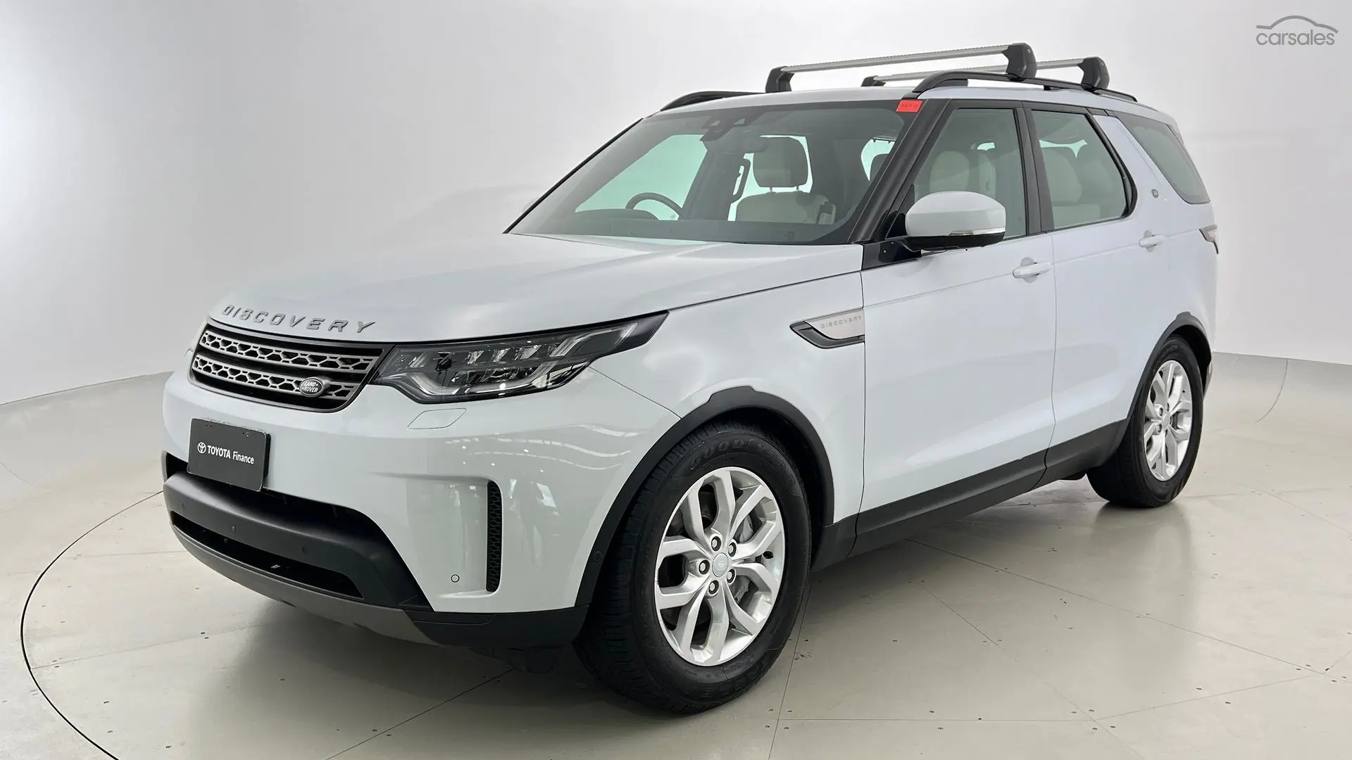 2019 Land Rover Discovery Image 1