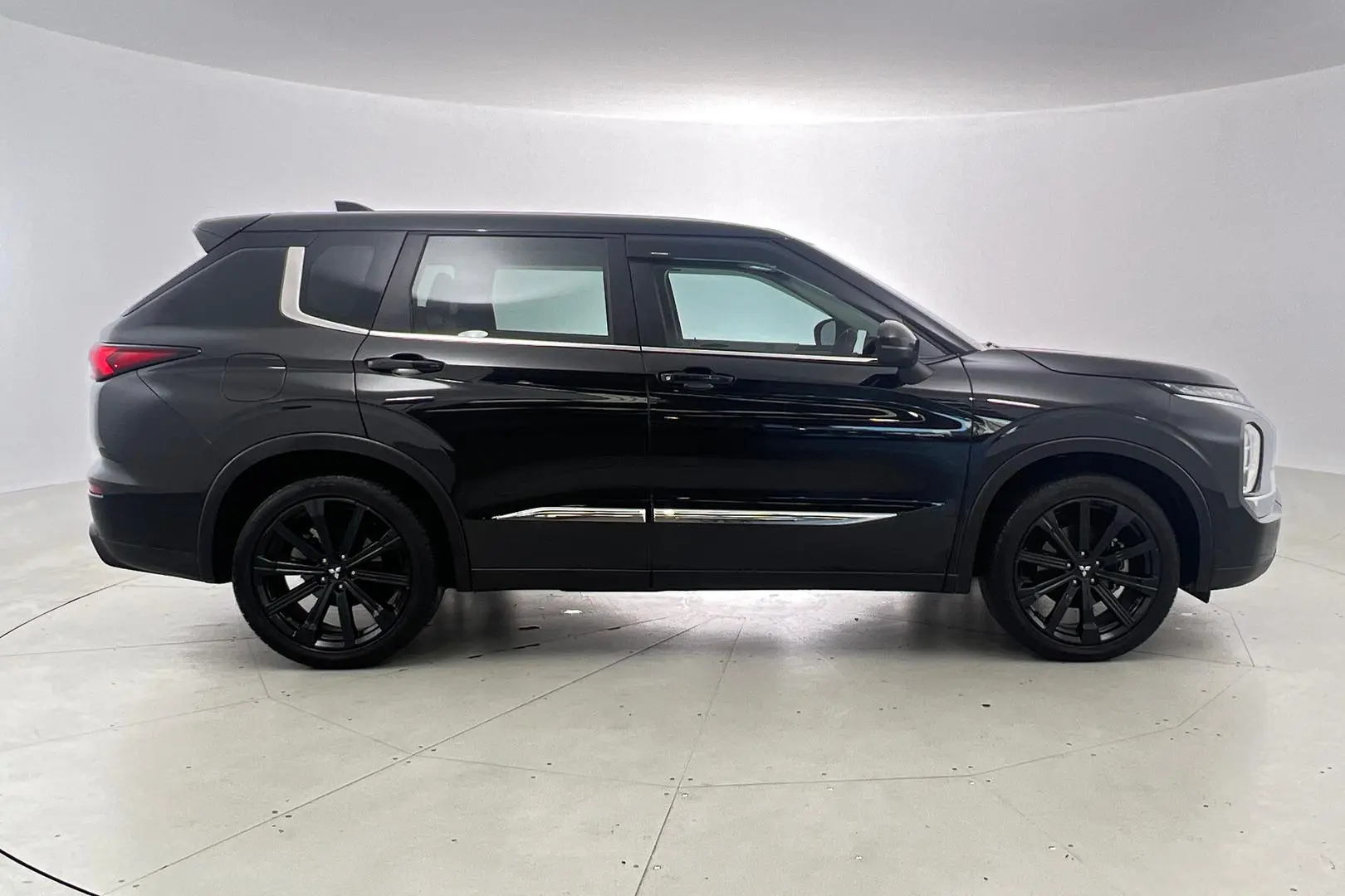 2022 Mitsubishi Outlander Gallery Image 3