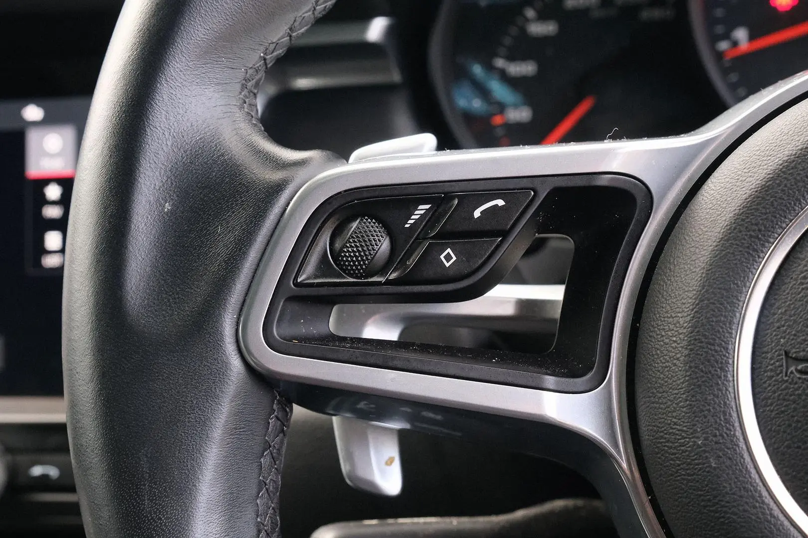 2020 Porsche Macan Gallery Image 16