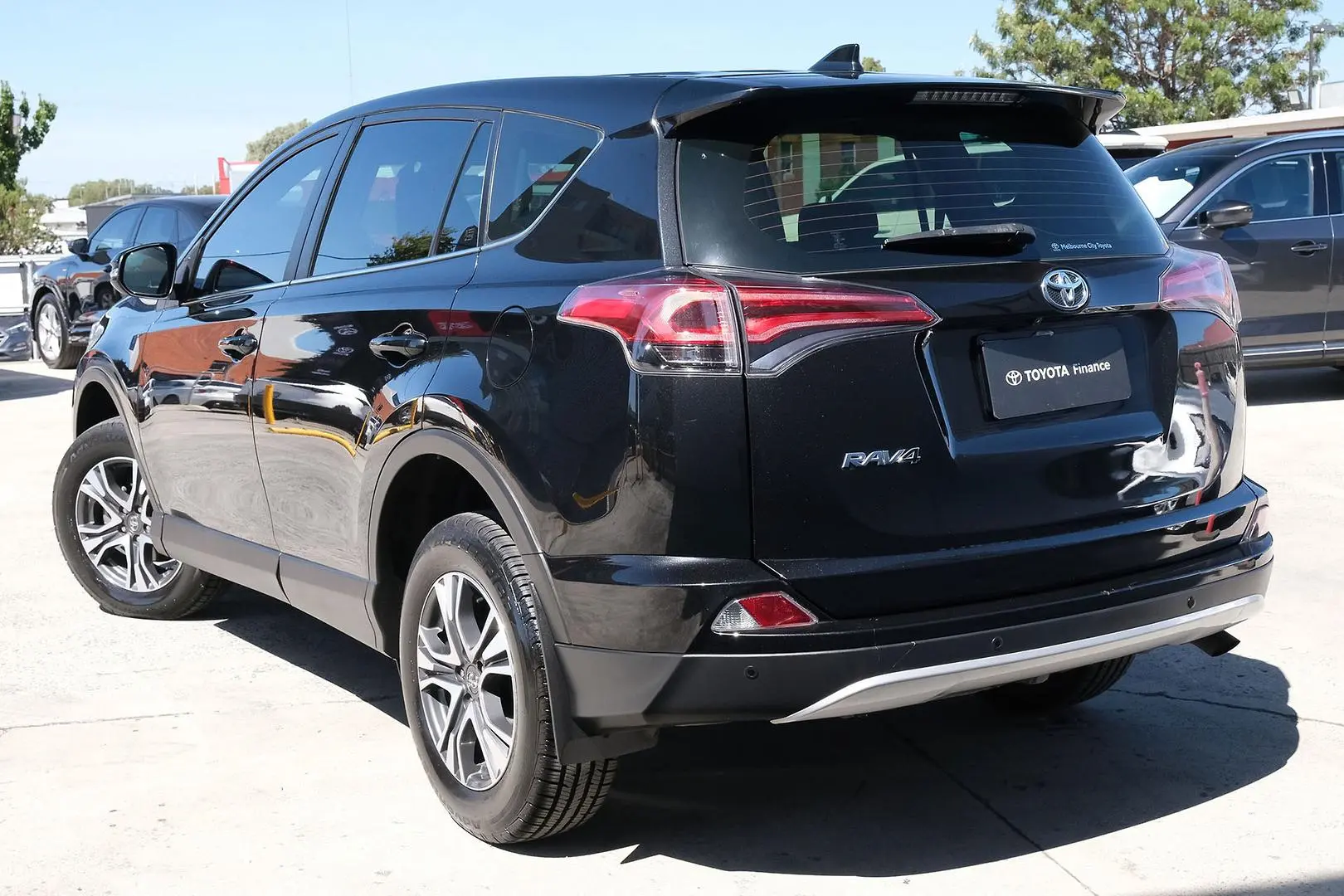 2018 Toyota Rav4 Gallery Image 2