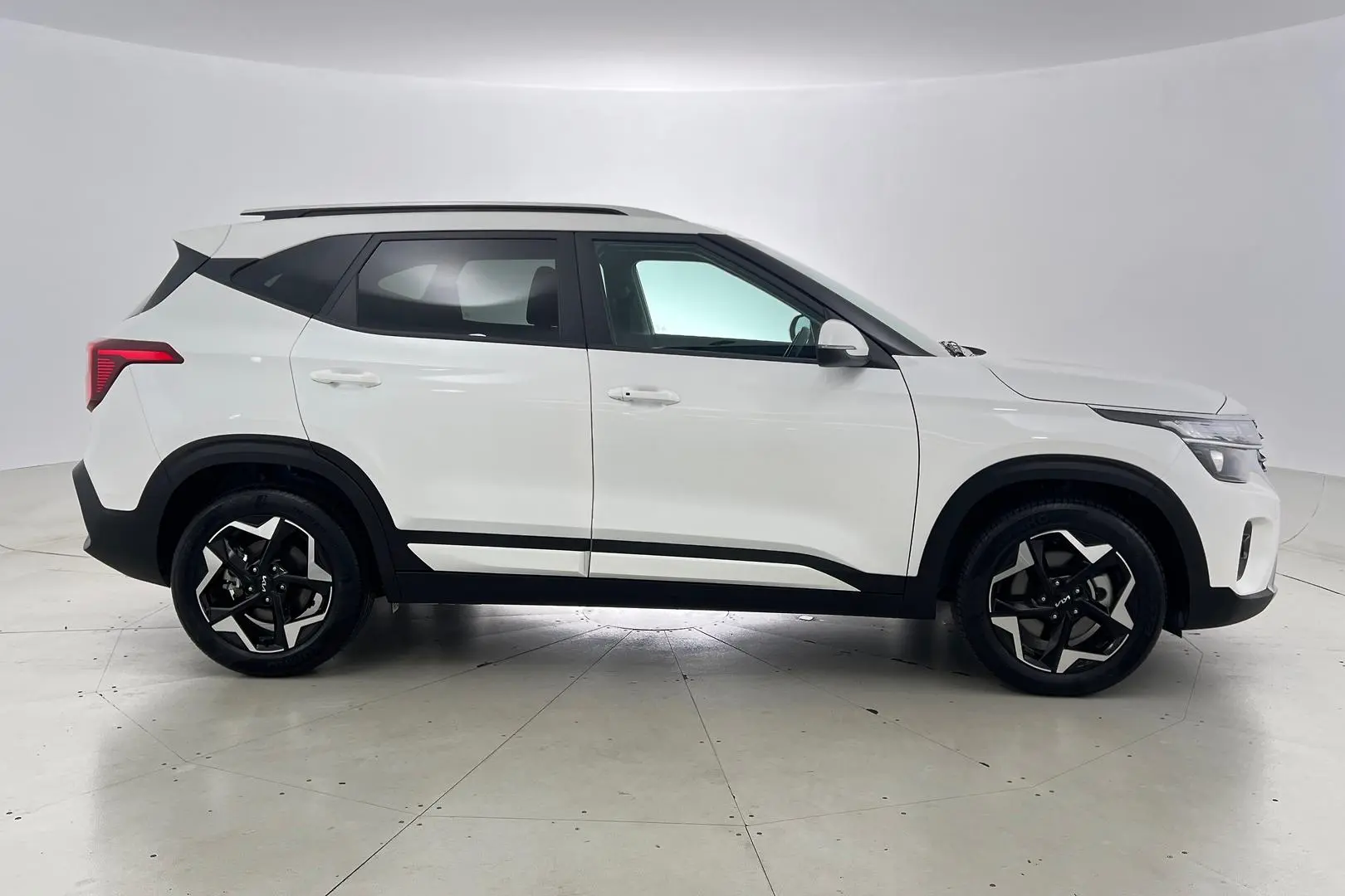 2023 Kia Seltos Gallery Image 3
