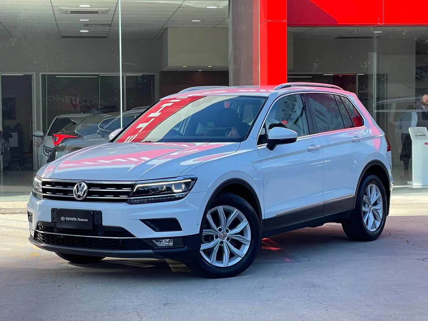 2018 Volkswagen Tiguan Gallery Image 4