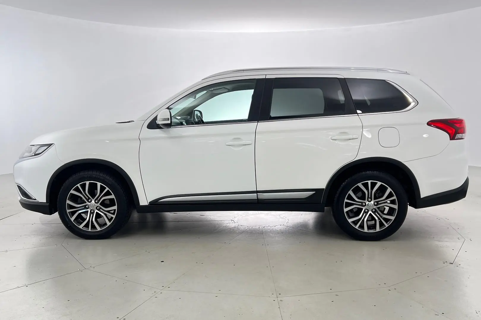 2017 Mitsubishi Outlander Gallery Image 4