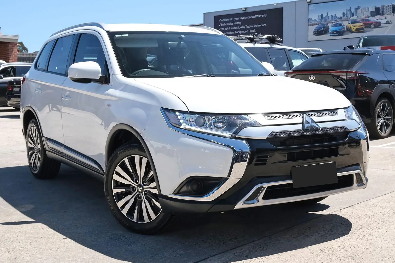 2018 Mitsubishi Outlander Gallery Image 1