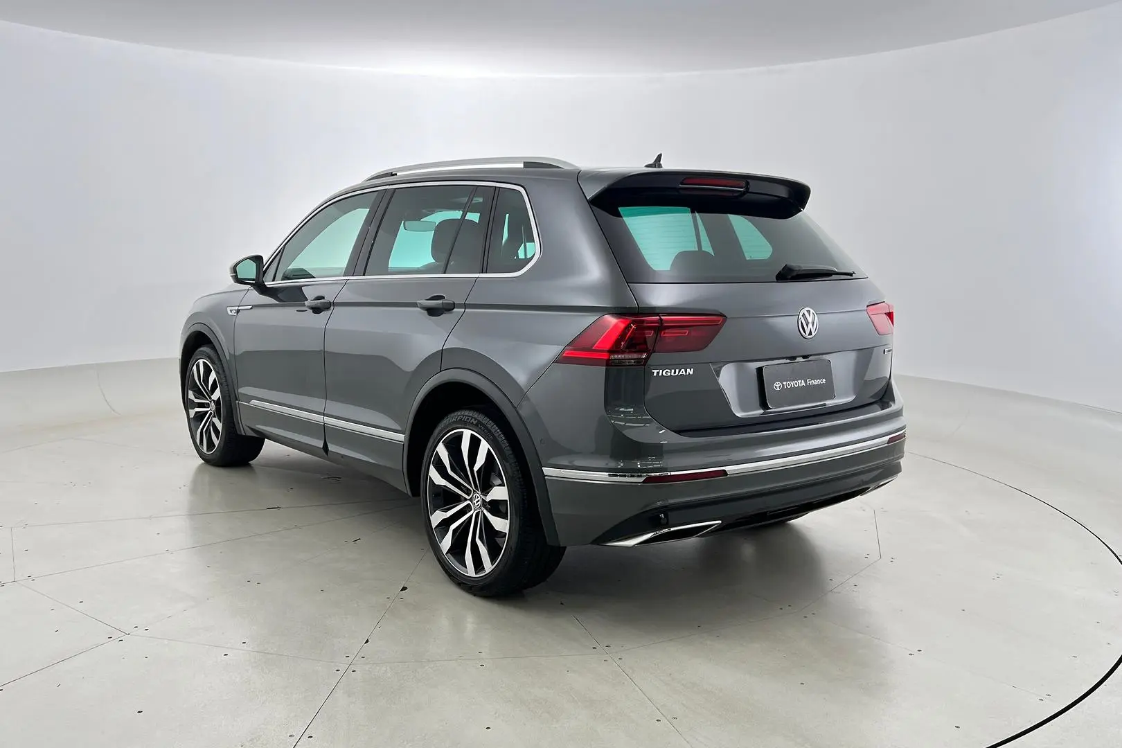 2020 Volkswagen Tiguan Gallery Image 2