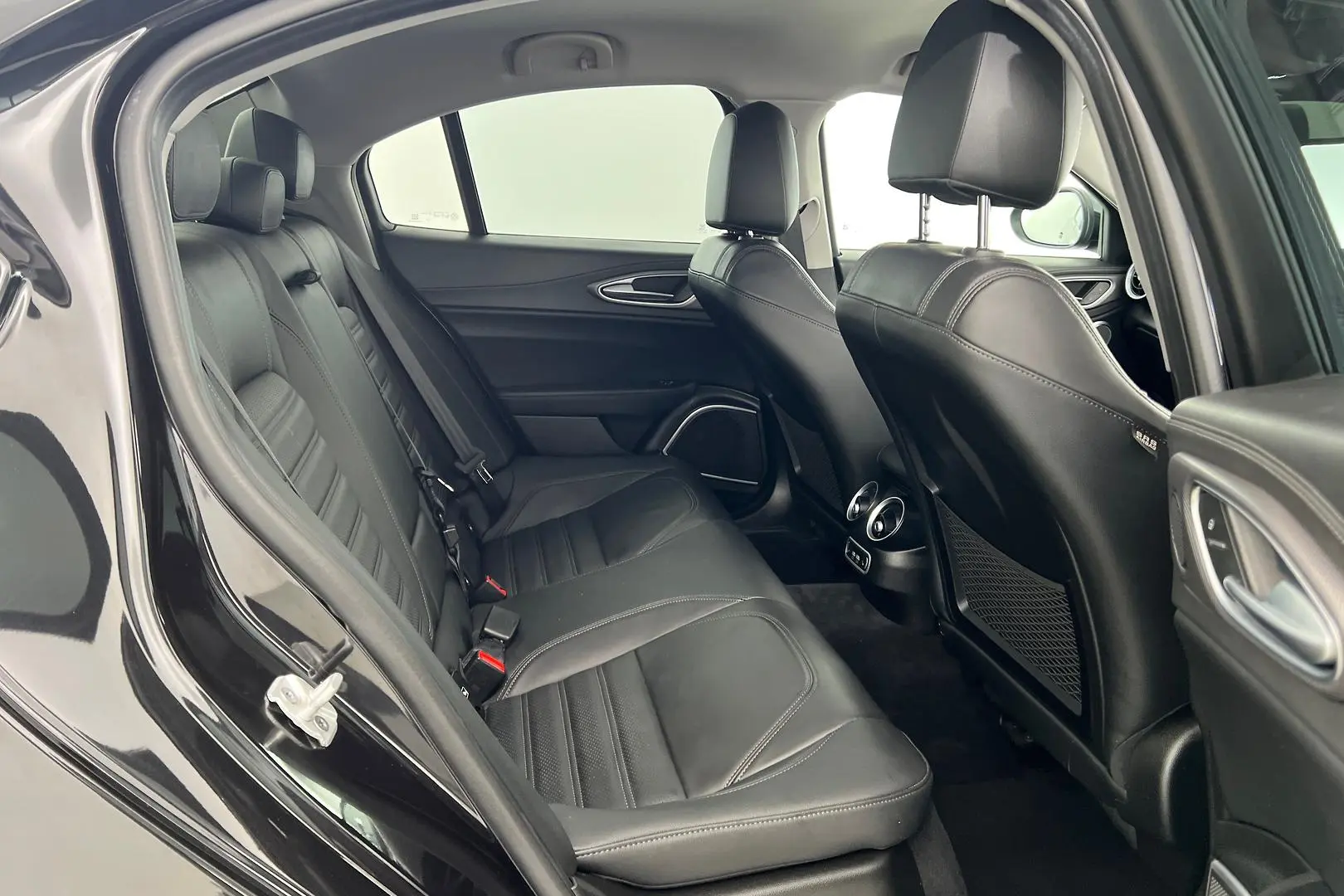 2019 Alfa Romeo Giulia Gallery Image 12