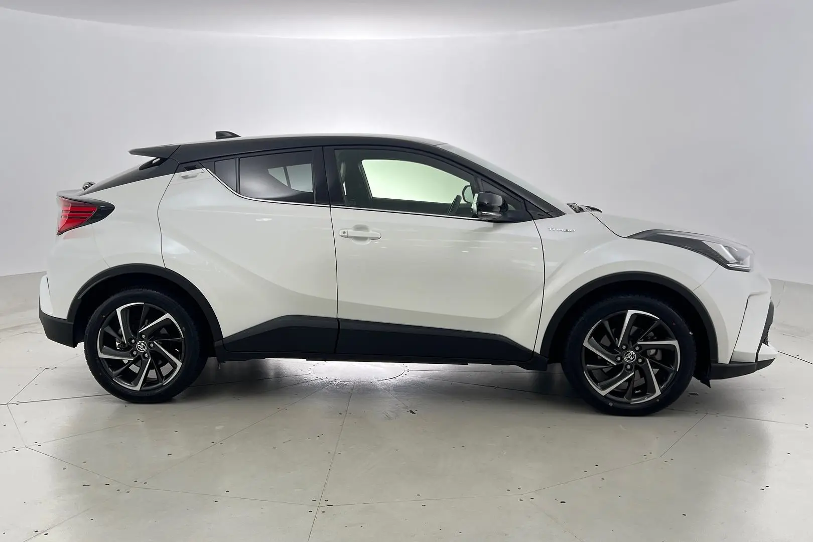 2020 Toyota C-HR Gallery Image 3