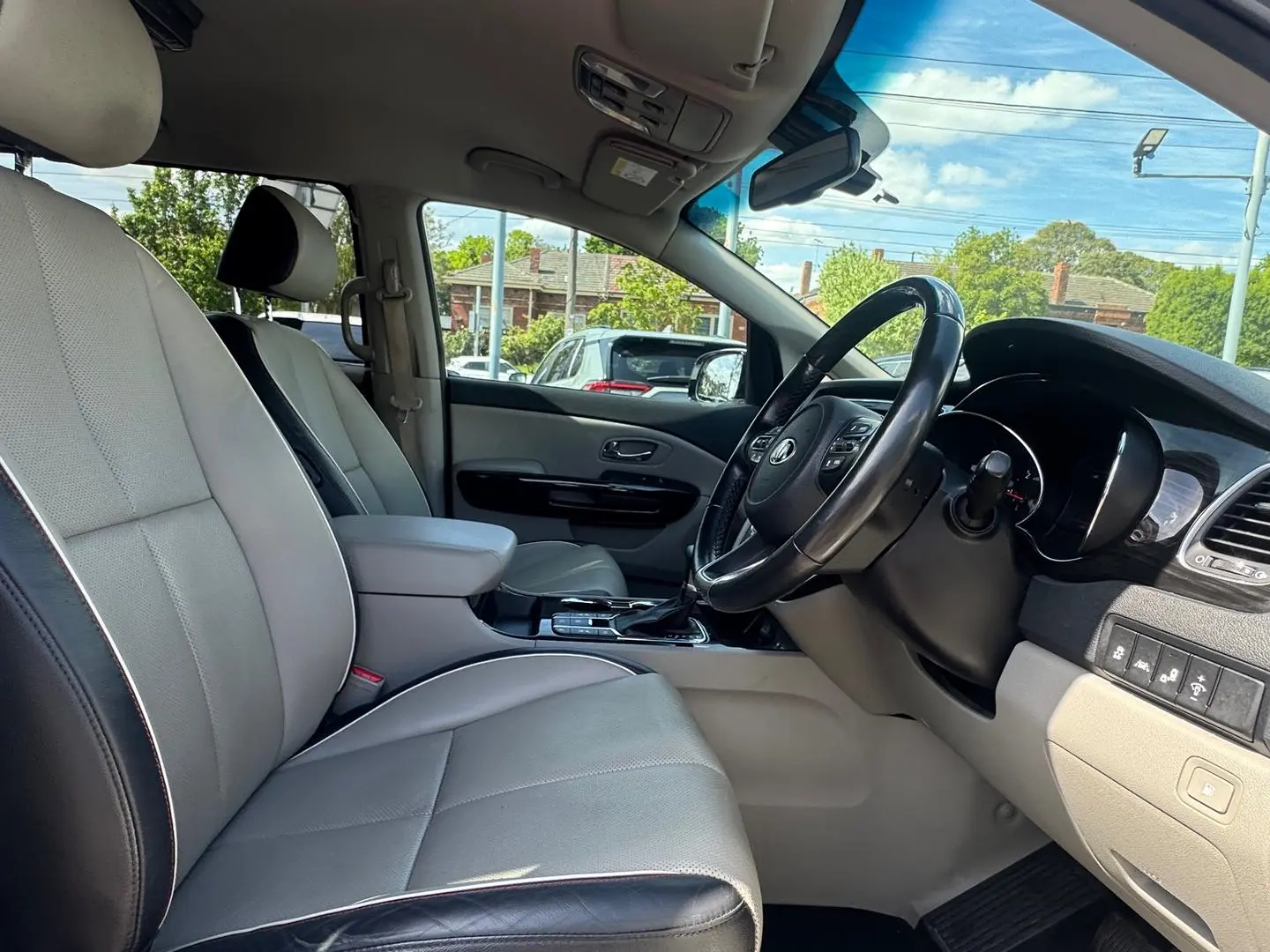 2019 Kia Carnival Gallery Image 12