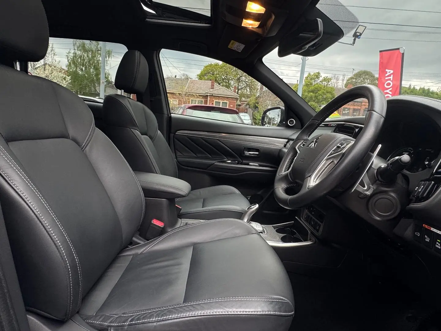 2020 Mitsubishi Outlander Gallery Image 13