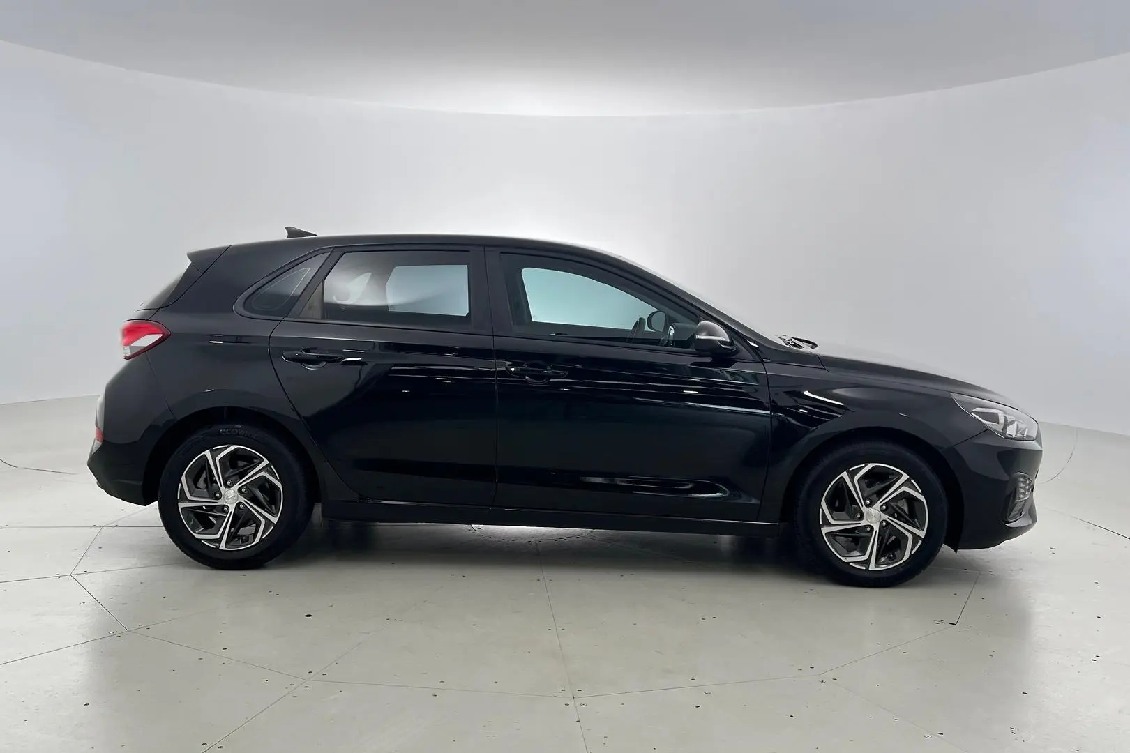 2021 Hyundai i30 Gallery Image 3