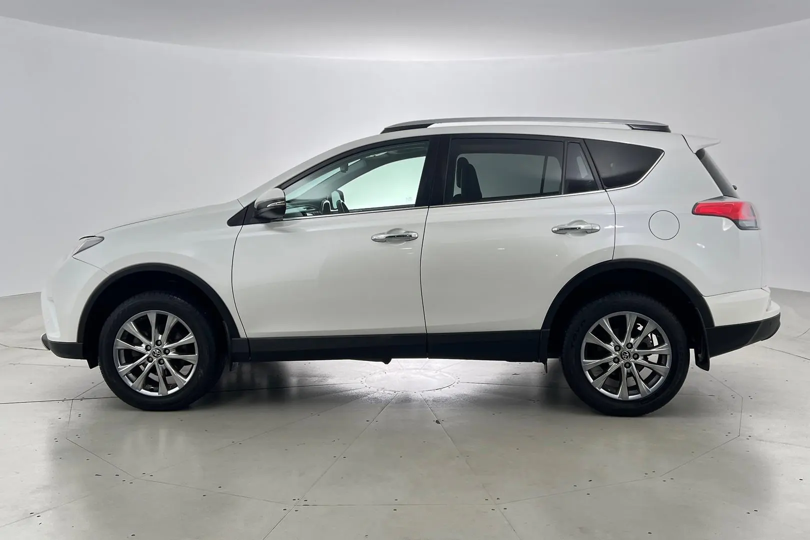 2016 Toyota RAV4 Gallery Image 8