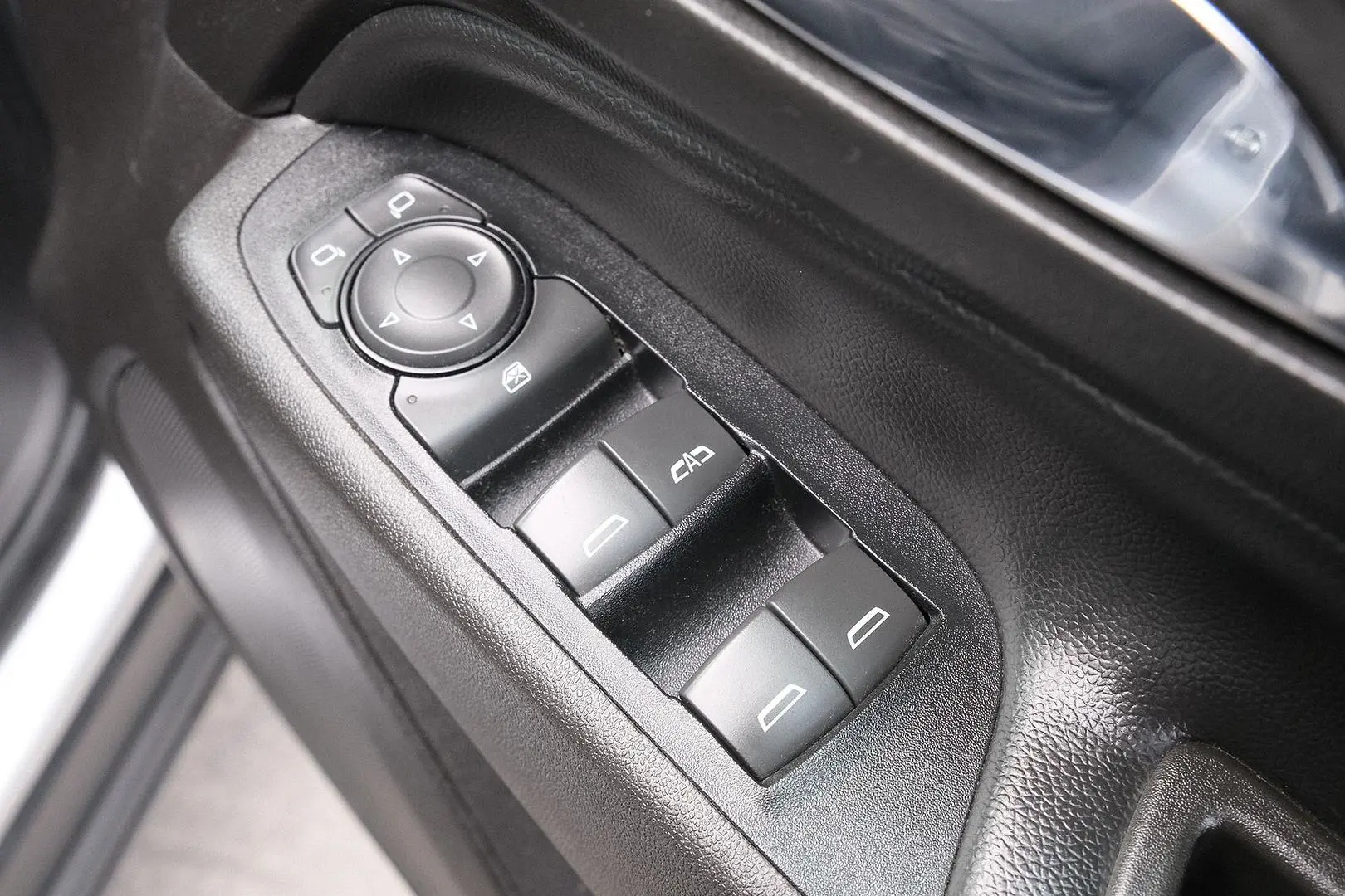 2017 Holden Equinox Gallery Image 12