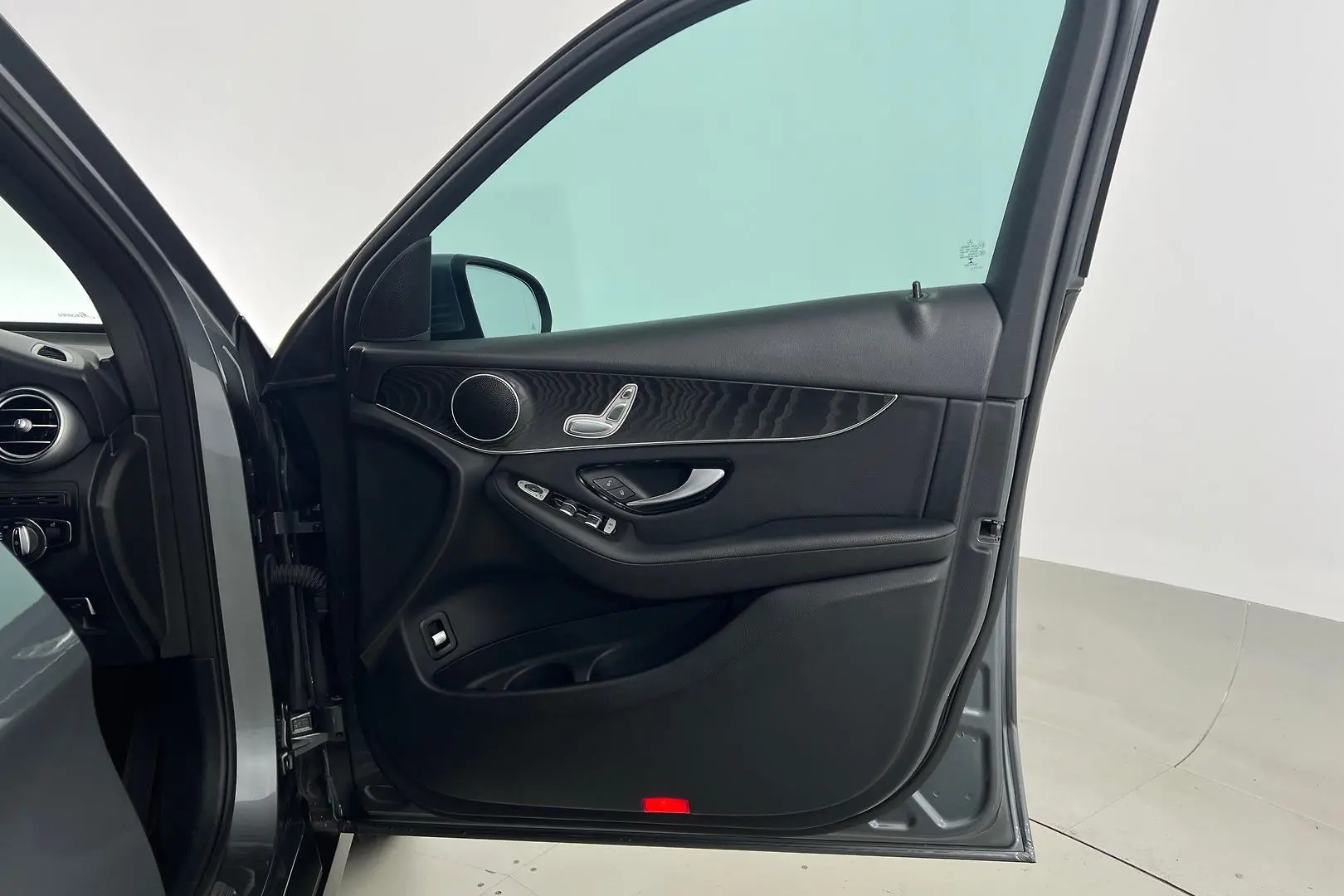 2021 Mercedes-Benz GLC-Class Gallery Image 12