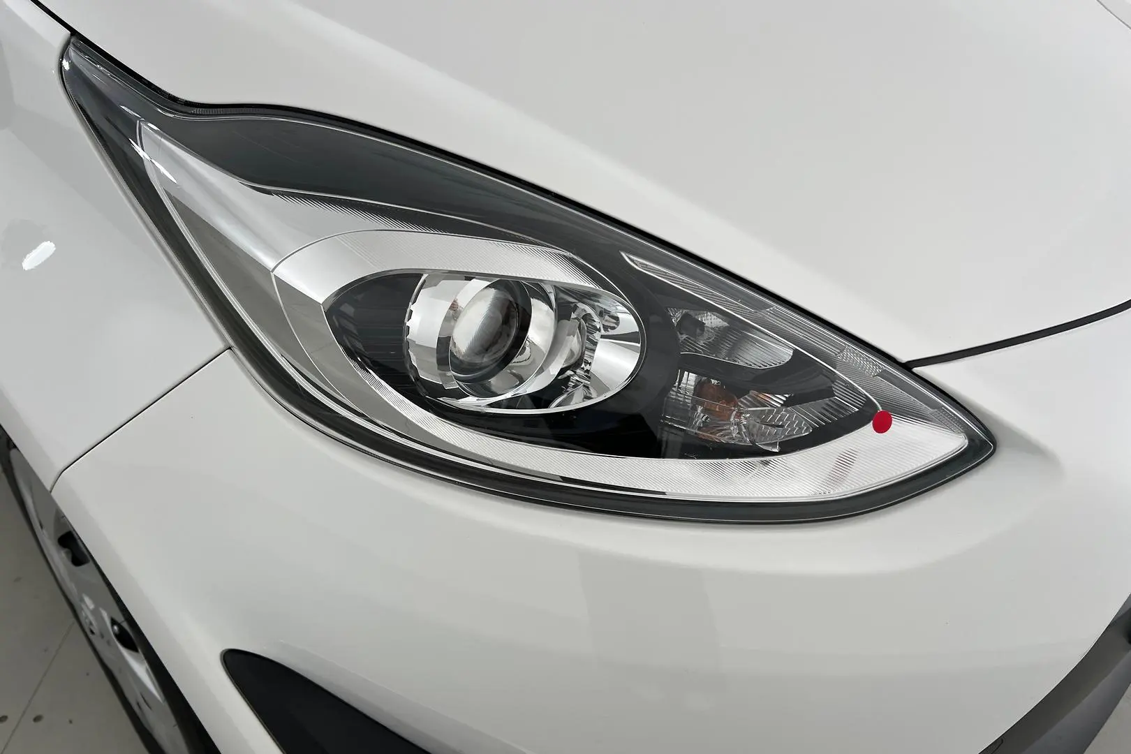 2018 Toyota Prius C Gallery Image 18
