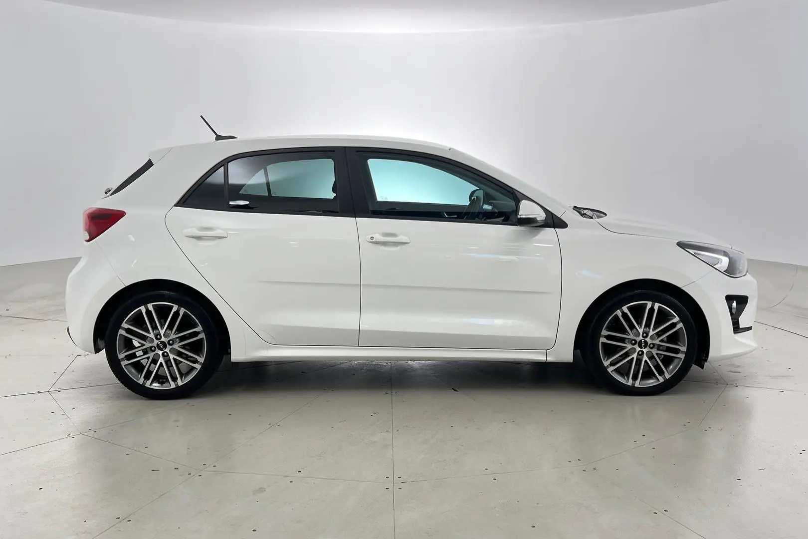 2022 Kia Rio Gallery Image 3