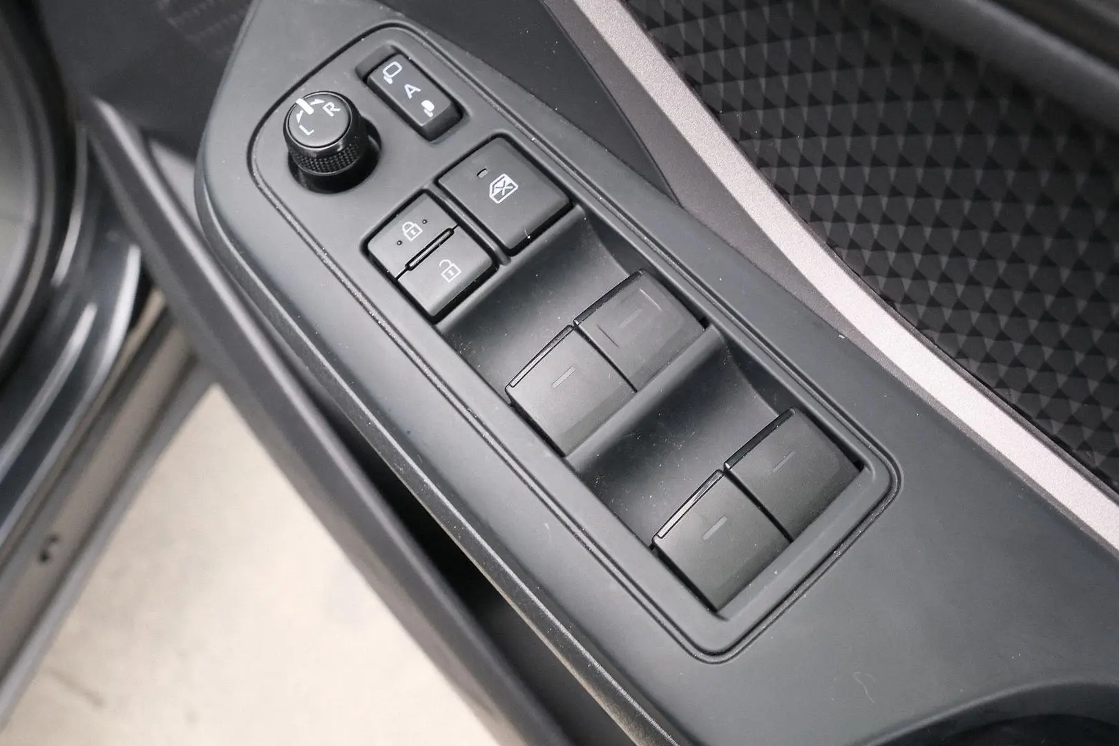 2023 Toyota C-HR Gallery Image 15