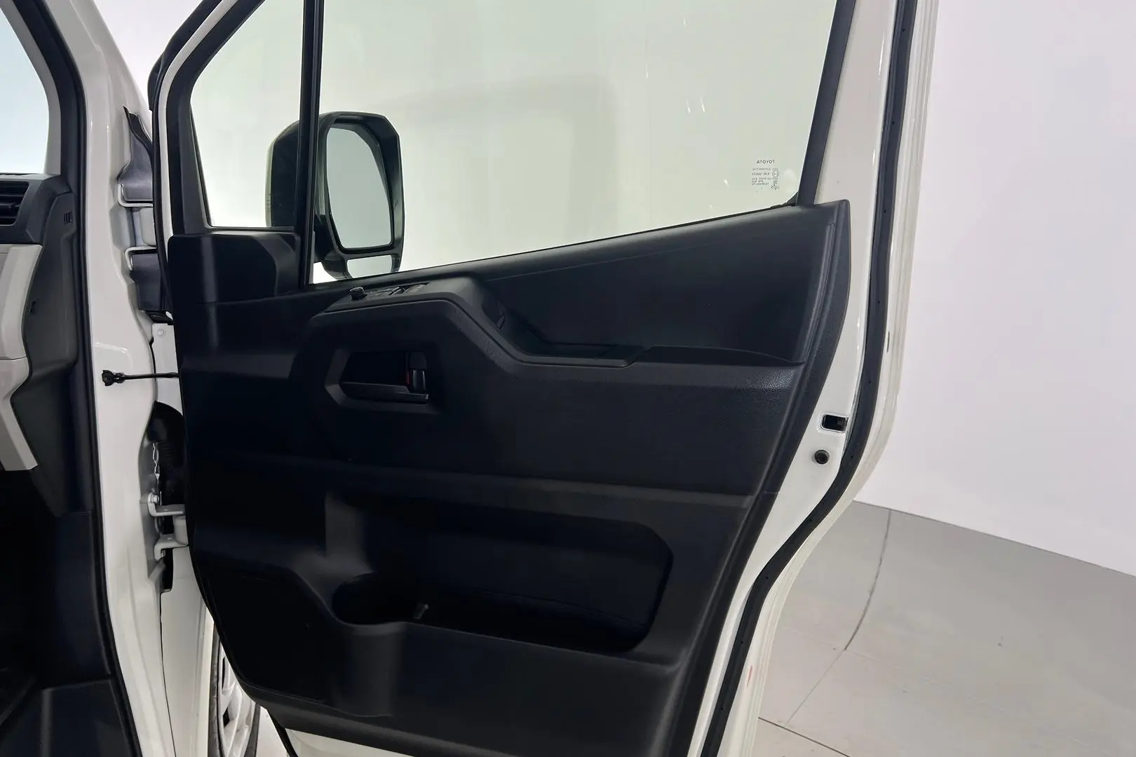 2022 Toyota Hiace Gallery Image 14