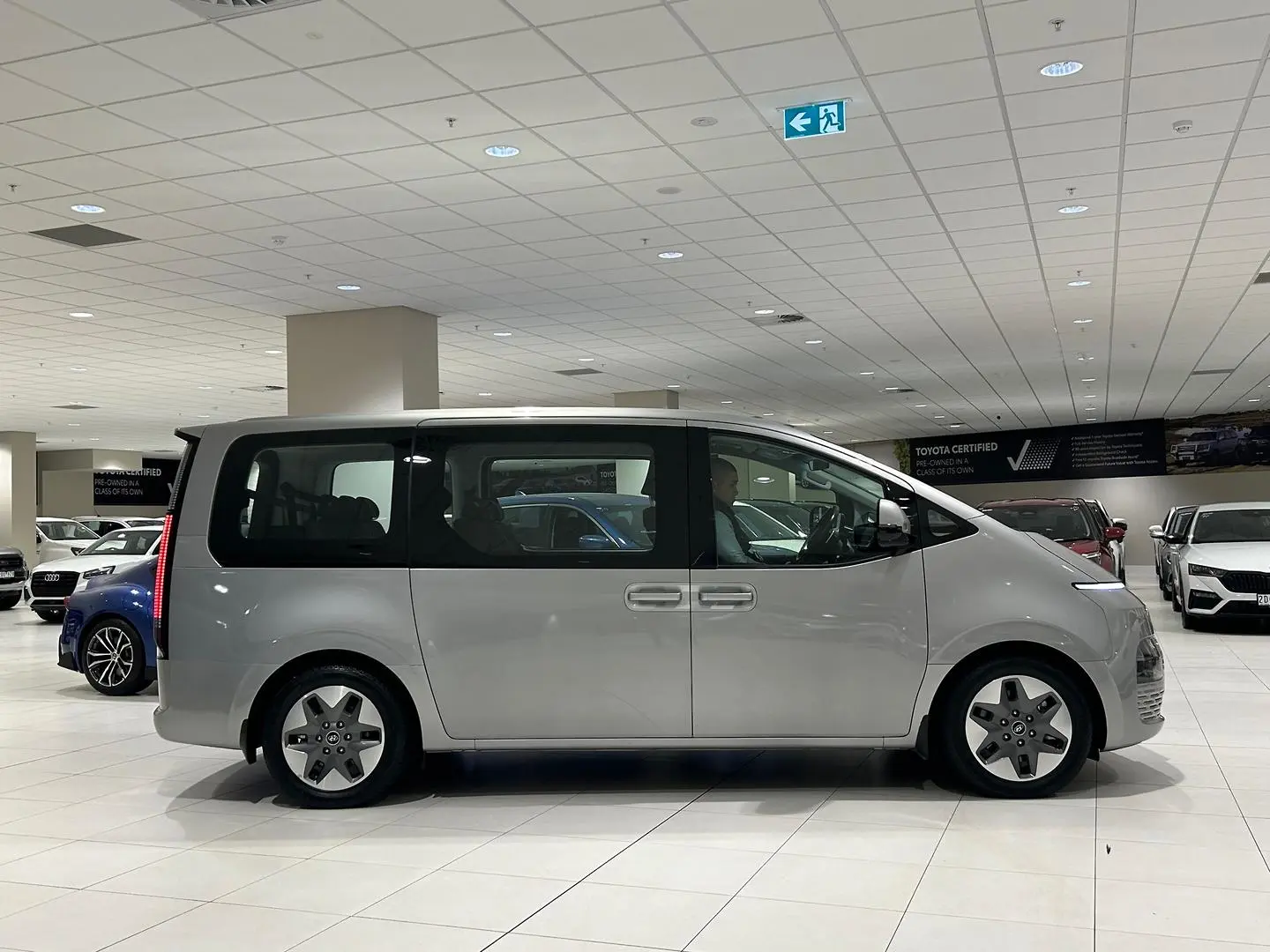 2022 Hyundai STARIA Gallery Image 2