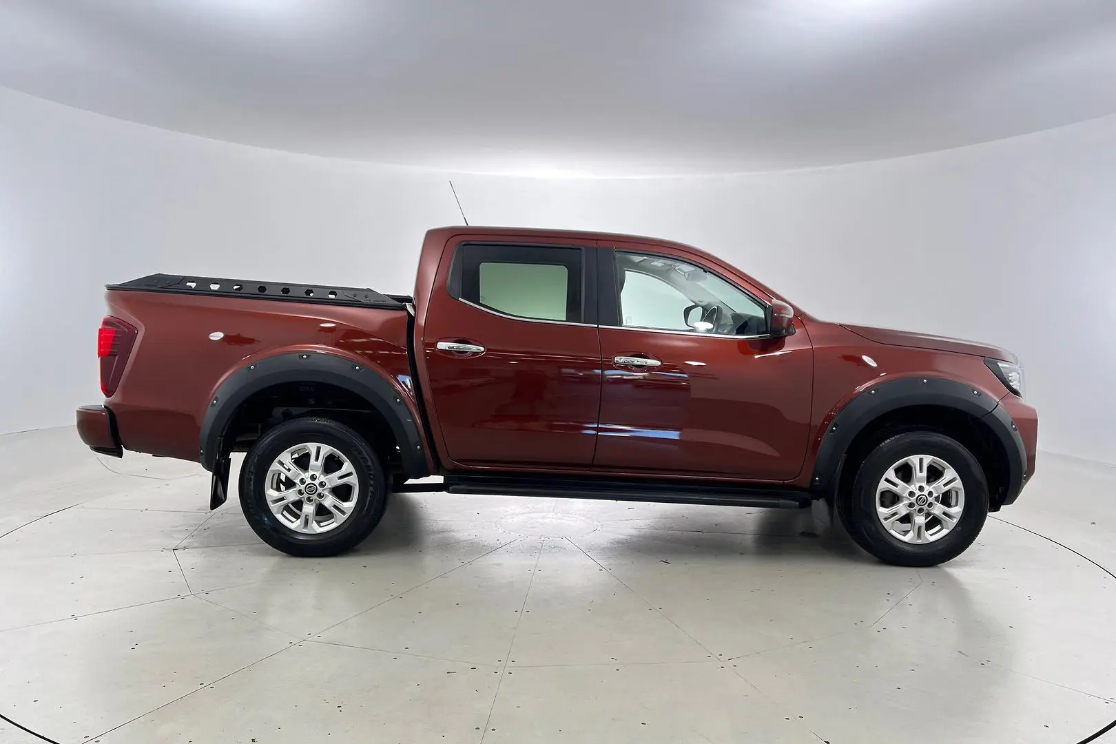 2021 Nissan Navara Gallery Image 3