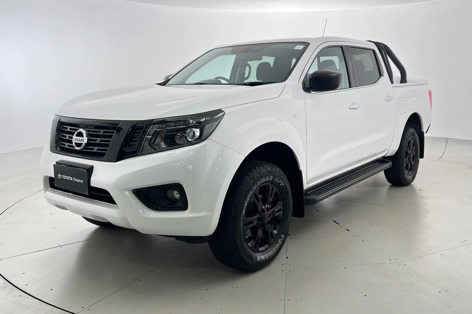 2020 Nissan Navara Gallery Image 2