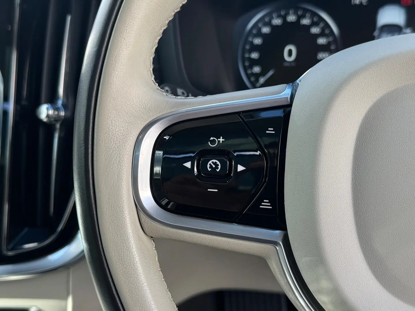 2021 Volvo V60 Cross Country Gallery Image 21