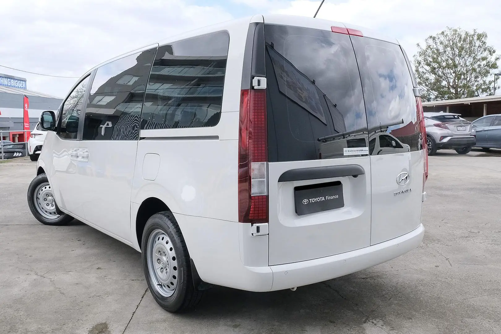 2022 Hyundai STARIA Gallery Image 2